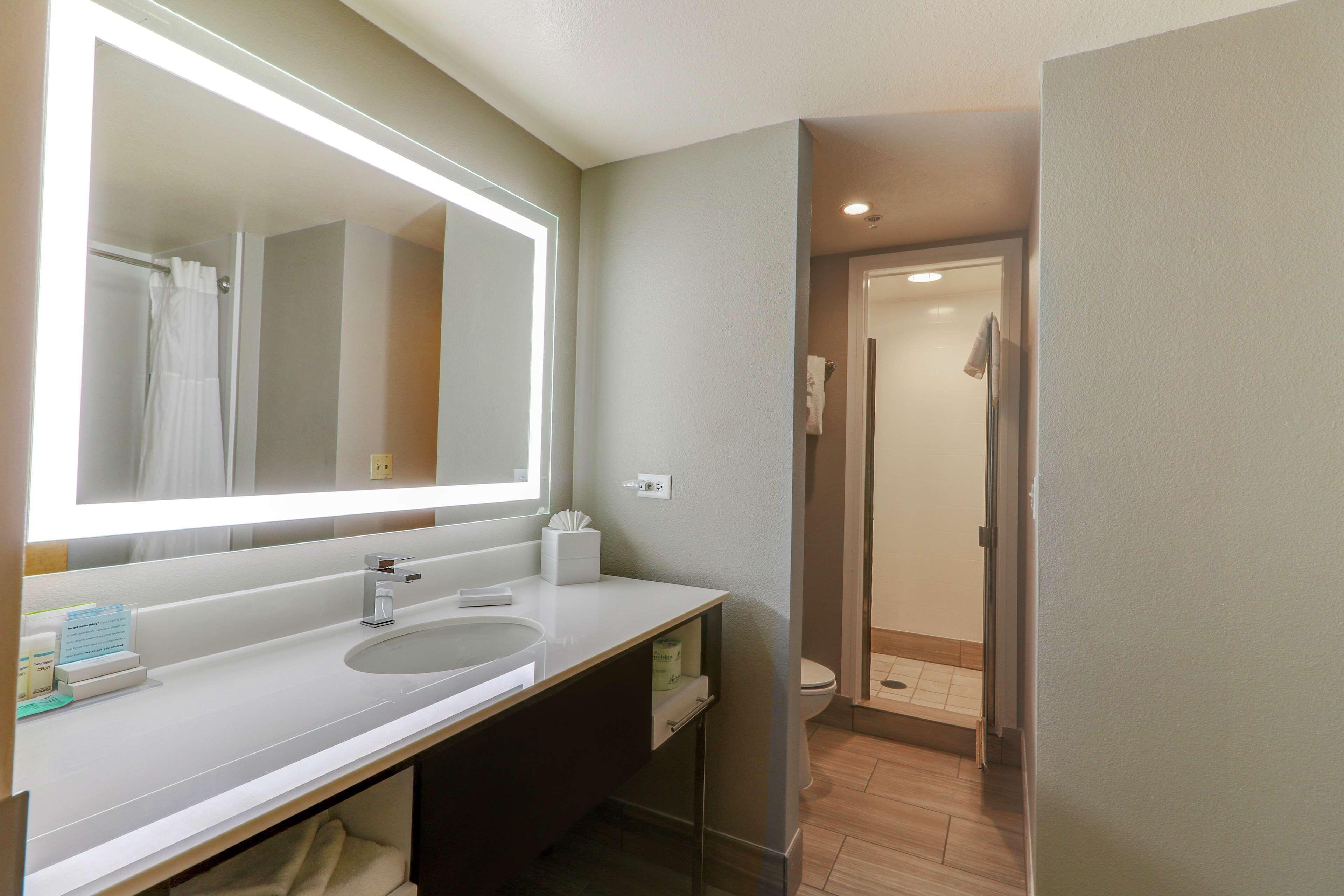 One-Bedroom King Suite - Non-Smoking,1640374515:JPEG