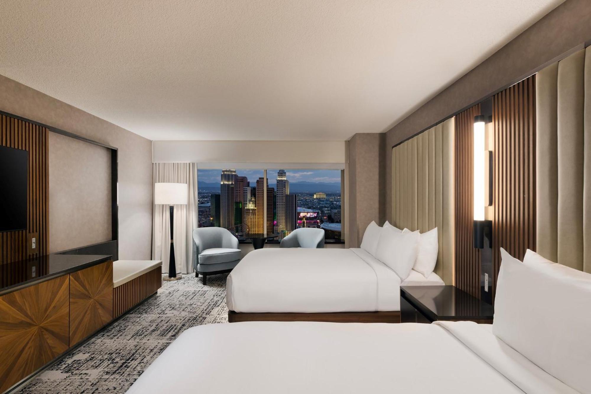 MGM con dos camas grandes y vistas al Strip