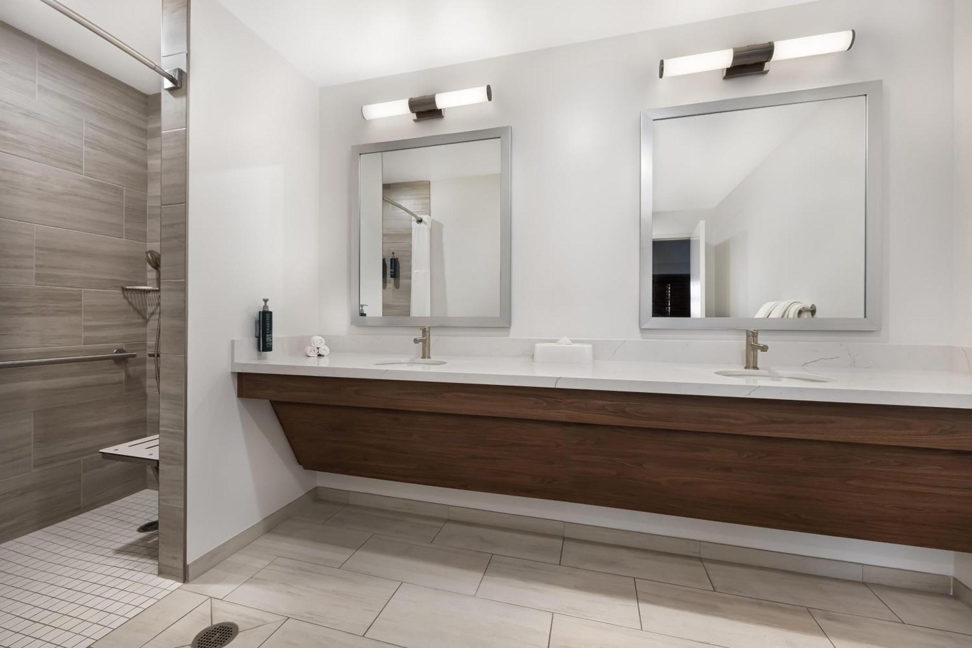 2 BEDROOM 2 KINGS DELUXE SUITE ROLL SHOWER,1758295300:JPEG