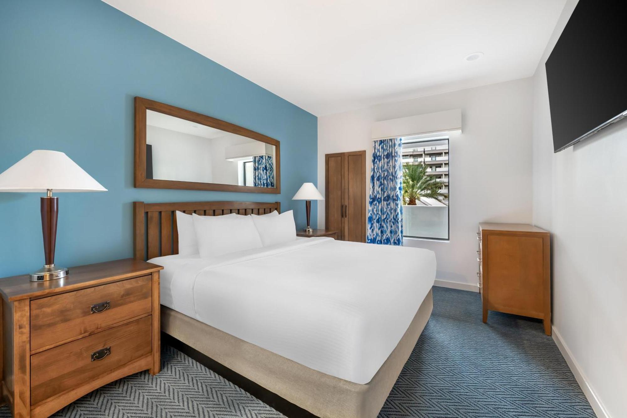 Two-Bedroom Suite Accessible Tub,1758295308:JPEG